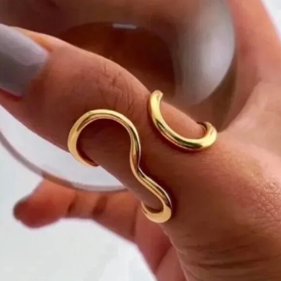 Anthropologie Jewelry - ✨ Modern Wave Gold Ring ✨